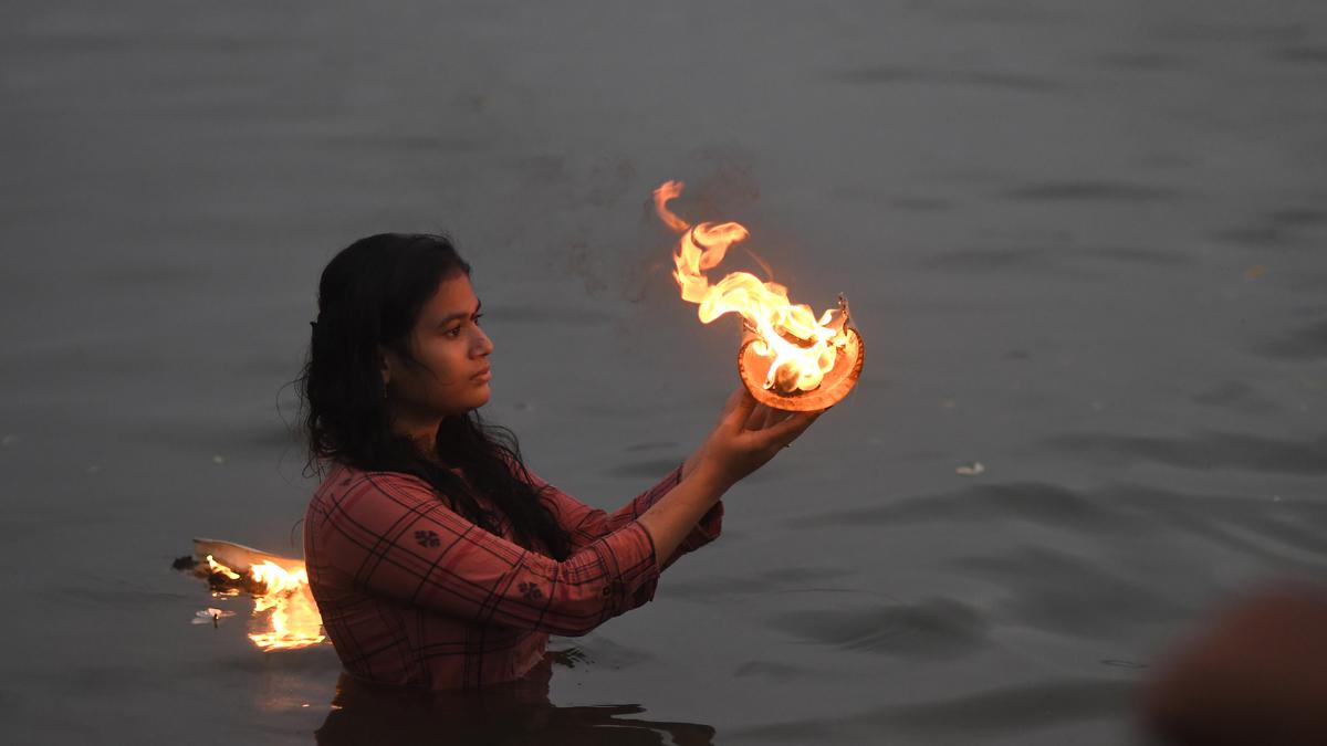 Devotees Throng Bathing Ghats Of Krishna River In Vijayawada To Offer